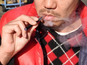 電子タバコを吸う男性